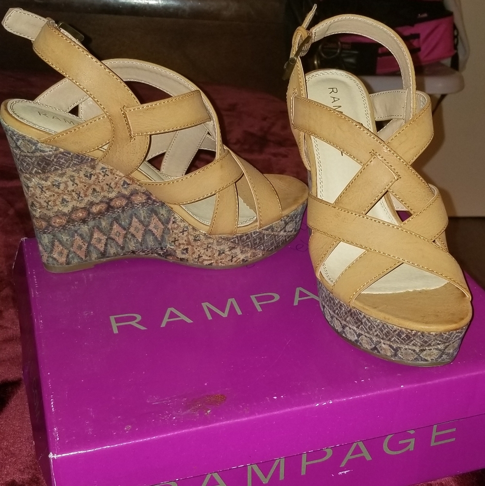 Ladies sandles - Picture 2 of 3